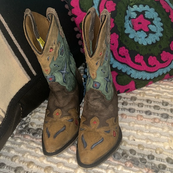 Beautiful Cowgirl Boots - Picture 3 of 11